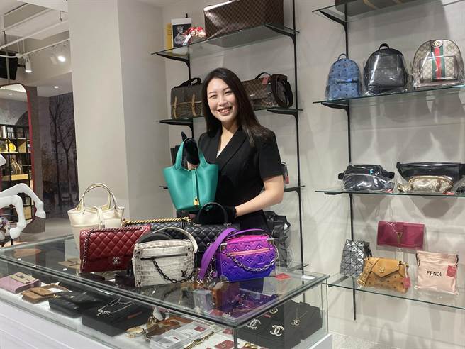 黎都精品店店长林珊榆因为爱买精品，从做柜姐晋身老板，去年更与友人斥资千万开设二手精品店。（冯惠宜摄）
