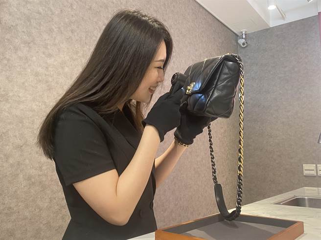 黎都精品店提供专业鑑定服务，鑑定师利用科学验证的方式从包包针线、纹路、五金配件等并配合仪器依据各款品牌的标准工艺特徵做出鑑定。（冯惠宜摄）