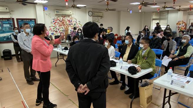 立委陈玉珍特别在立法院内政委员会一行到金门考察时，当面向大家宣布内政部增编10亿元预算补助喜讯，并向徐国勇部长表达感谢(于家麒摄)