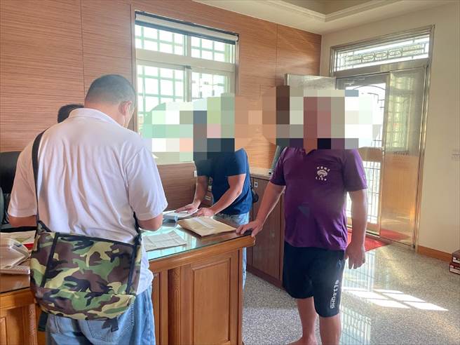 雲林地檢署偵辦首宗選舉賭盤案件，查獲蔡姓組頭與2名賭客（右一與右二）。（雲林地檢署提供／張朝欣雲林傳真）