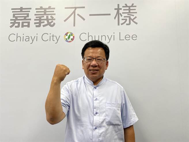 民進黨市長候選人李俊俋展現全力衝到底的決心。（廖素慧攝）