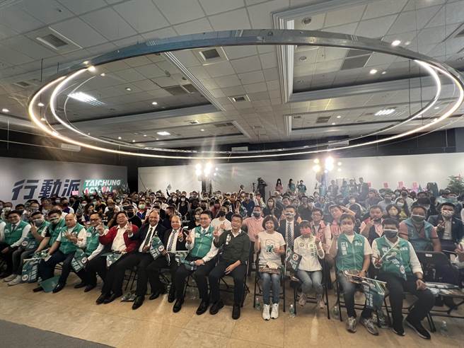 民进党台中市长候选人蔡其昌竞选总部3日举办「青商后援会」成立授证活动，近500名青商会友力挺。(林欣仪摄)