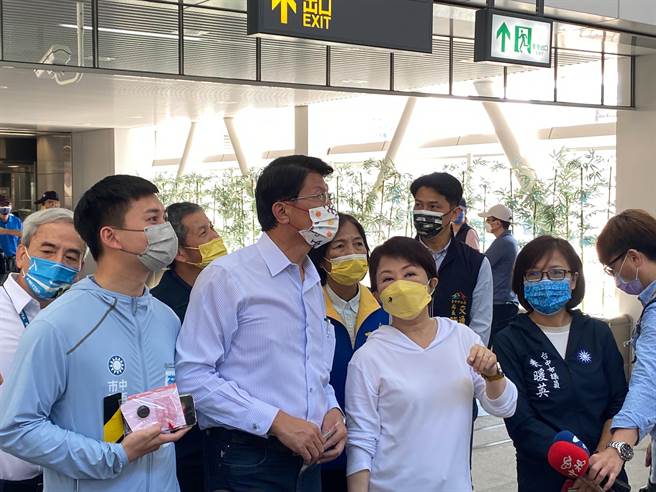 台中市长卢秀燕今天接待台南市议员、台南市长候选人谢龙介一行人考察台中捷运。（张亦惠摄）