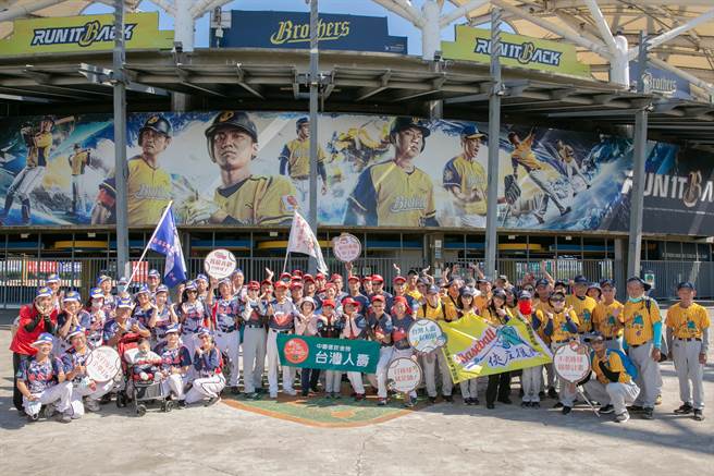 台湾人寿携手弘道老人福利基金会，首度开办不老棒球体验日，参访国际级的臺中洲际棒球场。（台湾人寿提供）