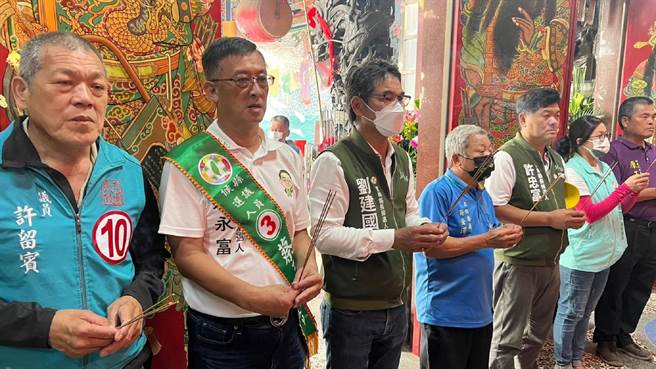 民进党刘建国（左三）到云林县麦寮乡参拜宫庙后扫街拜票，提出云林双技农业政见。（刘建国竞选总部提供／张朝欣云林传真）