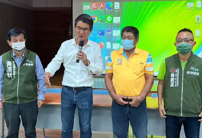 民进党刘建国（左二）提出云林双技农业政见。（刘建国竞选总部提供／张朝欣云林传真）