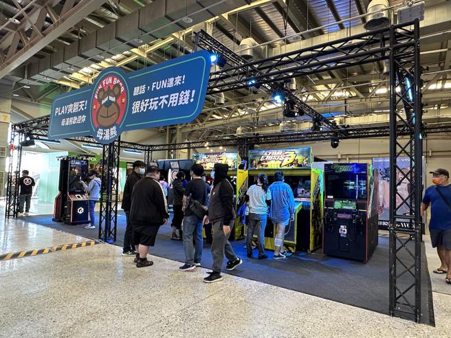 WirForce 2022今年设计了免费玩到饱的「母汤熊」游戏区，能够免费玩到一系列经典的机台游戏，以及全新的VR游戏与飞镖机台，一次玩够4天3夜不断电。（石欣蒨摄）