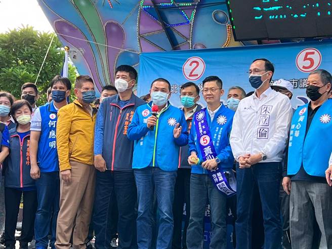 新北市长侯友宜为黄心华拉票。（李奇叡摄）
