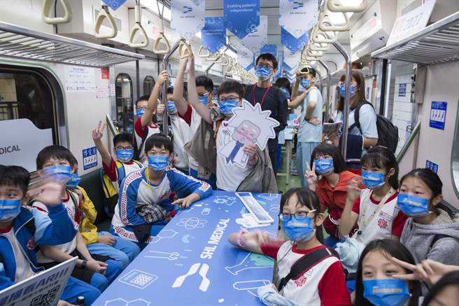 参加台湾科普环岛列车科学实验的小朋友上车后，个个精神雀跃，纷纷拿起图卡拍照留念。（黄子明摄）