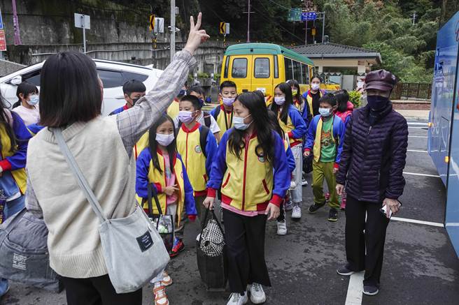 清华大学物理系教授兼跨领域科学教育中心主任戴明凤（右），特地把远在北横深山内的巴崚国小列入科普列车活动，亲自提早一天清晨3点多开车上山接引小朋友下山。（黄子明摄）