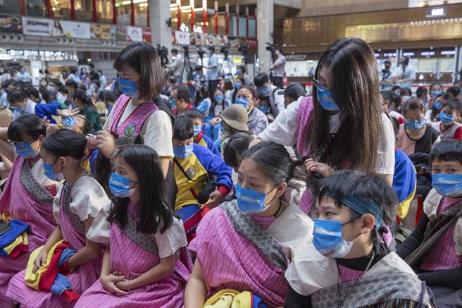 桃园市復兴区巴崚国小小朋友在科普列车启动仪式中准备上台表演合唱，老师忙着为他们整理髮型及仪容。（黄子明摄）