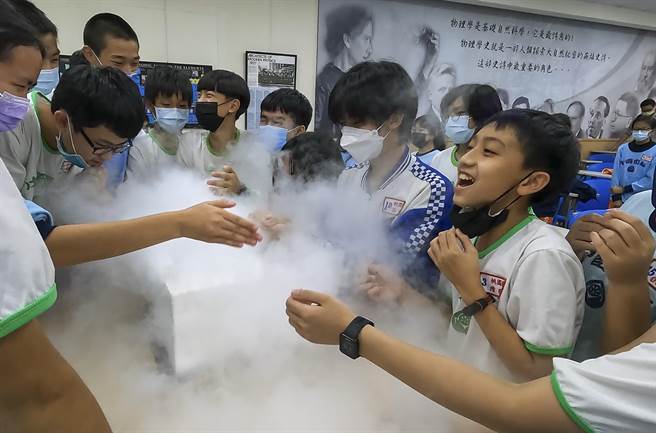 参加科普列车活动的学生下车后到清大跨领域科学教育中心体验液态氮的奇妙特性与触感。（邱俪萍老师提供）