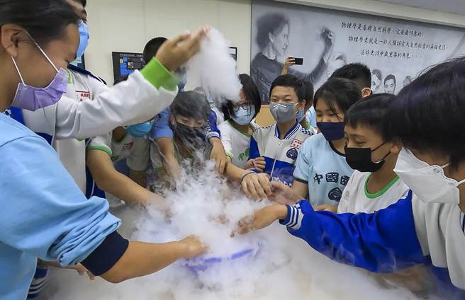参加科普列车活动的学生下车后到清大跨领域科学教育中心体验液态氮的奇妙特性与触感。（邱俪萍老师提供）