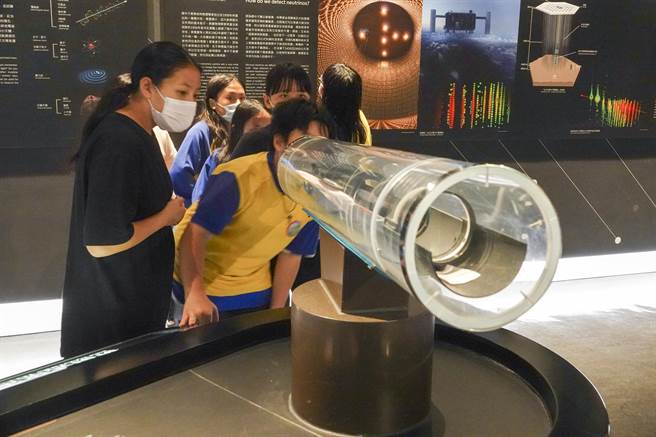 位处偏远的桃园市復兴区巴崚国小小朋友参加科普列车活动，提早下山参观国立台湾科教馆与北市天文馆等馆所。（黄子明摄）