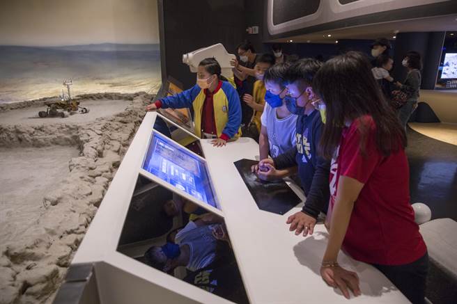 位处偏远的桃园市復兴区巴崚国小小朋友参加科普列车活动，提早下山参观国立台湾科教馆与北市天文馆等馆所。（黄子明摄）