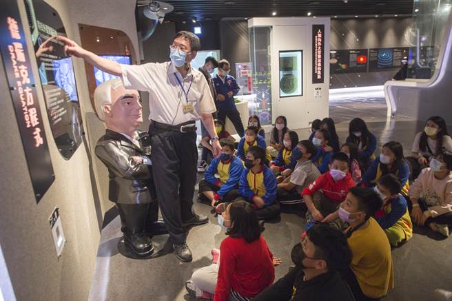 位处偏远的桃园市復兴区巴崚国小小朋友参加科普列车活动，提早下山参观国立台湾科教馆与北市天文馆等馆所。（黄子明摄）