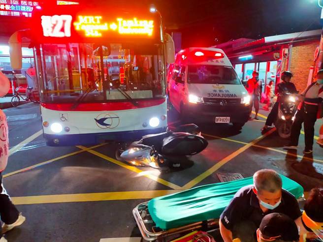 新北市淡水今日傍晚发生公车与机车的交通事故，机车骑士倒地后失去意识。（警方提供）