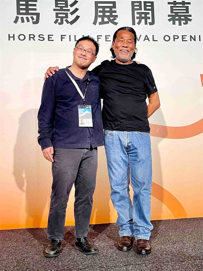 深田晃司出席金马影展开幕酒会时，巧遇主席李屏宾。（海鹏影业提供）
