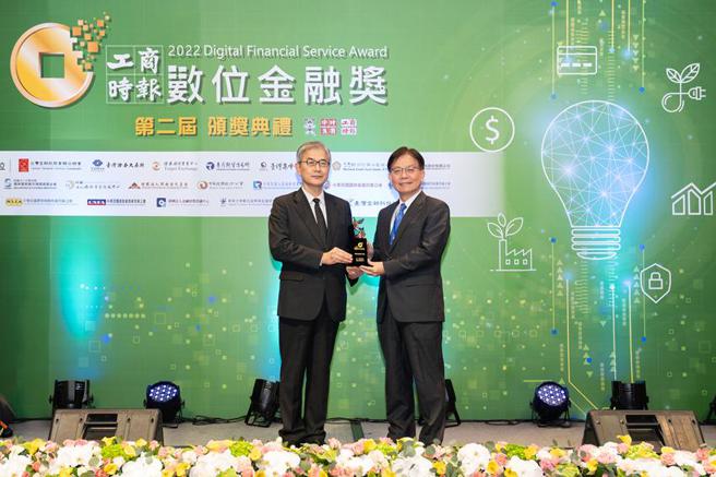 （第一銀行獲數位金融獎「數位資訊安全優質獎」，由金管會主委黃天牧(左)頒獎、第一銀行總經理李嘉祥(右)代表受獎。圖／第一銀行提供） 