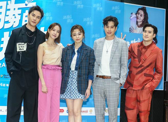《決勝的揮拍》五虎將謝佳見、程予希、王瞳、吳東諺、沈建宏出席首映會。（粘耿豪攝）
