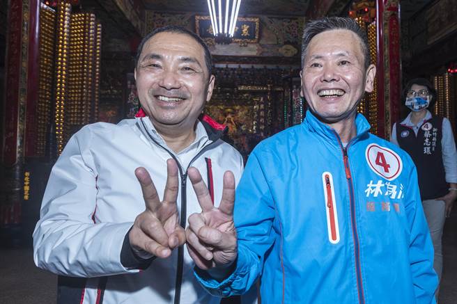 侯友宜（左）力挺会做事的林为洲（右）当竹北市长，侯选举号次是2号，林为洲是4号，2人一起比出「2」的手势，称加起来就是「4号」。（罗浚滨摄）