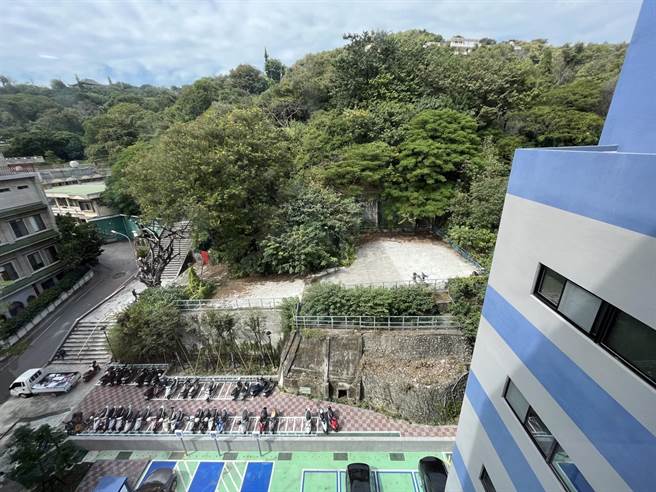 鼓山分局正后方有个1939年、二战日治时期建造的「鼓山洞」，美丽岛事件导火线「鼓山事件」就发生在隧道内。（袁庭尧摄）