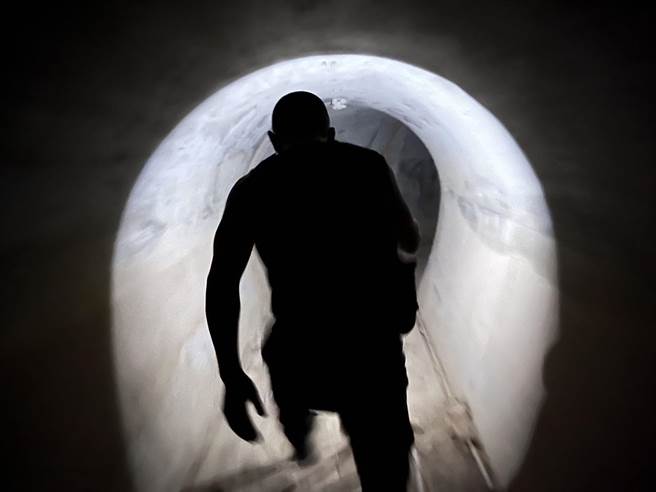 鼓山洞旁藏有另一条同时期建造、40公尺长的秘密隧道，无人知晓80多年，直到新分局重新规划腹地，才重见天日。（袁庭尧摄）