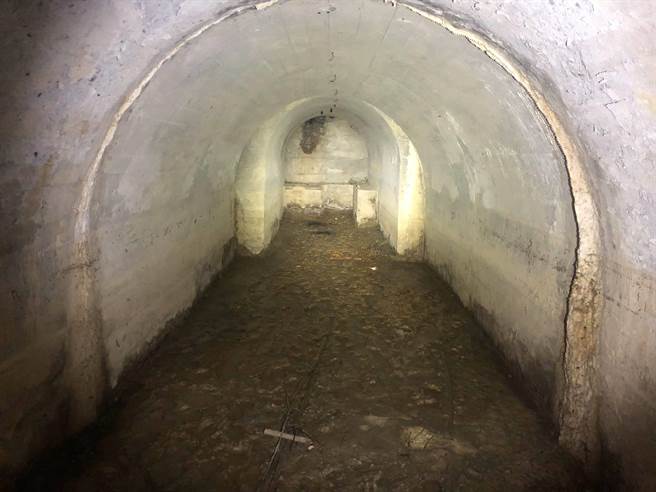 隧道中段特地设有一处「拘留室」，就是1947年228事件时、警总专门讯问拷打人犯的秘地，格局完整保存迄今。（袁庭尧摄）