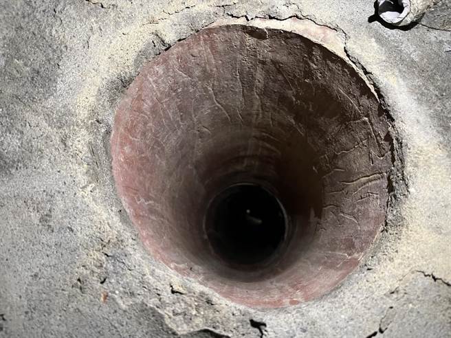 隧道中为了保持充足的氧气，每隔一段距离的顶端都埋有陶制的透气孔，相当罕见。（袁庭尧摄）