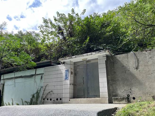 鼓山分局后方的「民防管制中心」（现人员已撤离）入口，当年许多罪犯从这里被送入鼓山洞移审，再从隧道上方出口再移送至寿山南警部侦讯，留下许多「只进不出」的悲惨故事。（袁庭尧摄）