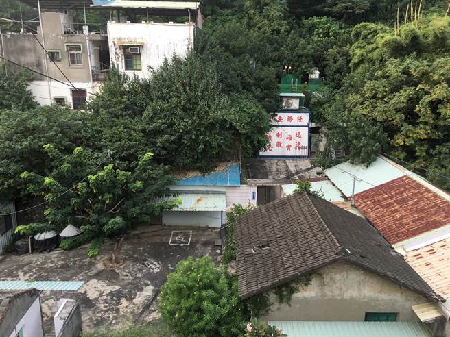 「民防管制中心」大门内入口（红字处），图为鼓山分局重建前的模样。（遗址研究者宋德威提供／袁庭尧高雄传真）