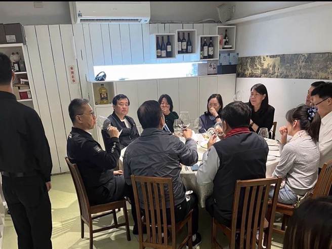 徐巧芯再曝「喜相逢」聚餐照，指称内湖分局长跟英系高层吃饭内幕重重。（图／取自徐巧芯脸书）