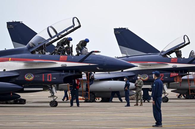 中国空军「八一」飞行表演队战机飞抵珠海国际航展中心，将在航展上进行飞行表演。（图／中新社）