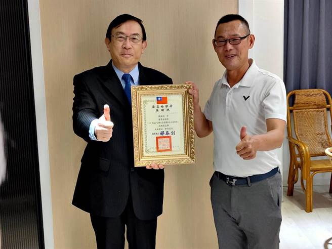 戴资颖任反贿选宣导大使，检察总长邢泰钊(左)致赠戴爸(右)感谢状。(最高检提供)