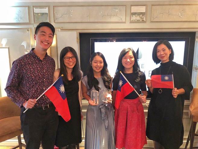 张家纶将姨婆家、永浩茶园的奇莱山高山茶送往「英国茶学院」（UKTA）参赛获金奖。（永浩茶园提供／杨静茹南投传真）