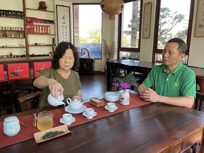 永浩茶园创办人沈永浩、翁丽香贤伉俪，点燃张家纶对台湾茶的狂热。（杨静茹摄）