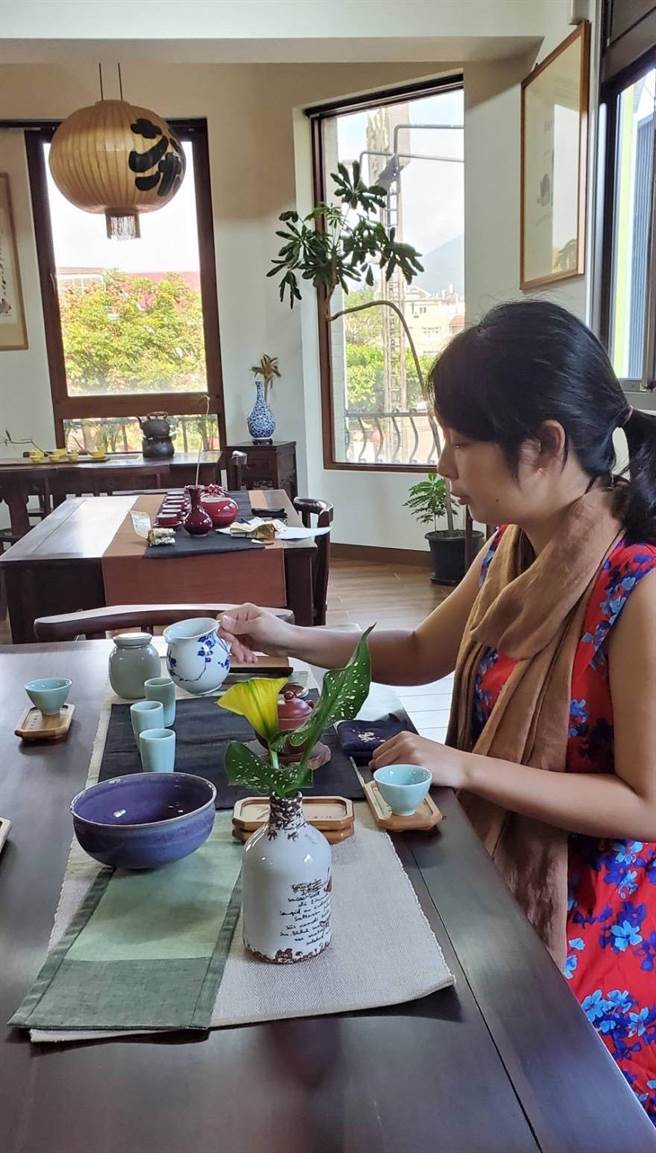 张家纶跟姨婆翁丽香学习茶道。（永浩茶园提供／杨静茹南投传真）