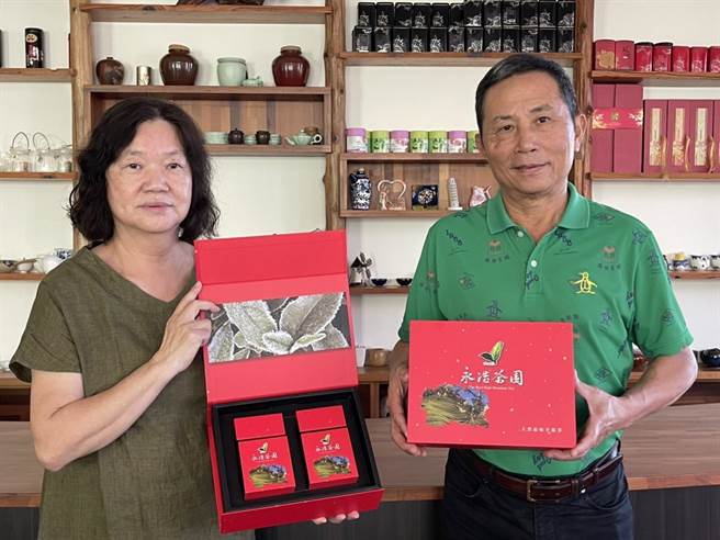 沈永浩、翁丽香在仁爱乡奇莱山区栽种高山茶已经40年，在台湾茶赛是常胜军。（杨静茹摄）