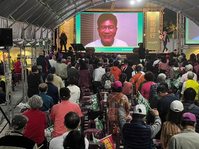 林佳龙透过视讯争取板桥乡亲支持。（王扬杰摄）