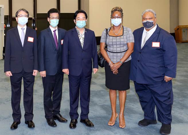 赖清德在离去前与前来接机的圣文森及格瑞那丁驻中华民国大使柏安卓(H.E. Ambassador Andrea Bowman)女士、帛琉共和国驻中华民国特命全权大使欧儒侃（David Adams Orrukem）合影。（陈麒全摄）