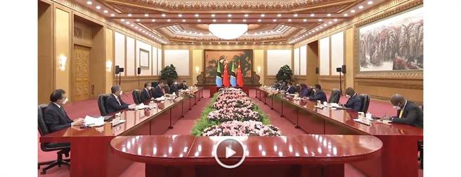 习近平与坦尚尼亚总统会谈两国提升为全面战略合作伙伴关系。（大陆央视）