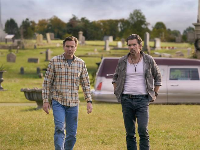 伊森霍克（右）與伊旺麥奎格在《雷蒙與雷》中飾演同父異母的兄弟。（Apple TV＋提供）