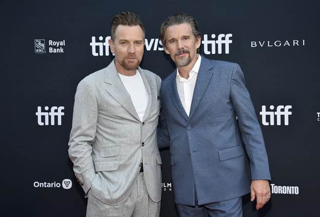 伊森霍克（右）與伊旺麥奎格9月現身多倫多影展宣傳《雷蒙與雷》。（美聯社）