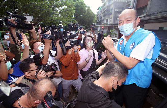 韩国瑜（右）上车前被大批支持民眾及媒体团团包围。（范扬光摄）
