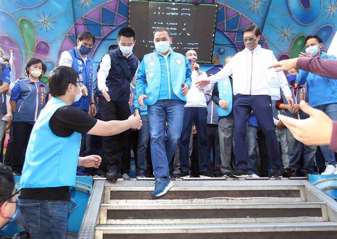 侯友宜（中）出席黄心华竞总成立大会，但是前高雄市长韩国瑜抵达会场后他随即离开，两人并未碰面同台。（范扬光摄）
