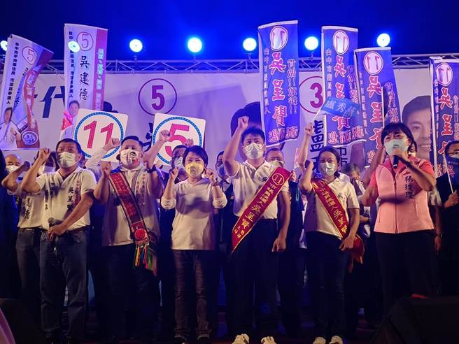 台中市议员候选人吴呈贤兄弟竞选总部成立大会3日登场，市长卢秀燕高喊「买1送1」。（陈淑娥摄）