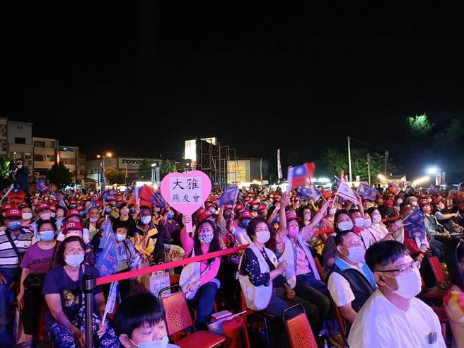 台中市议员候选人吴呈贤兄弟竞选总部成立大会3日登场，现场涌入逾3000名支持者。（陈淑娥摄）