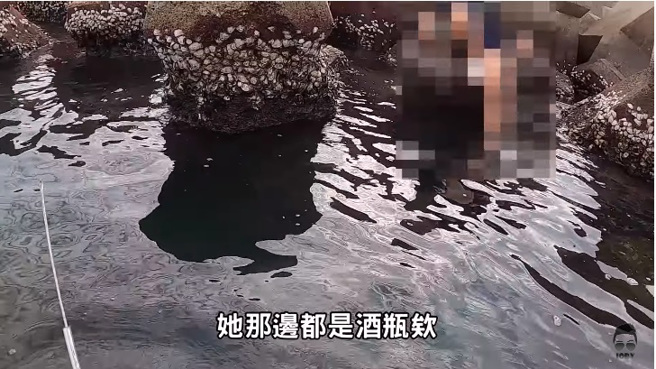 J爸一行人出海发现消波块上有人喝醉。（图／截取自J爸频道）