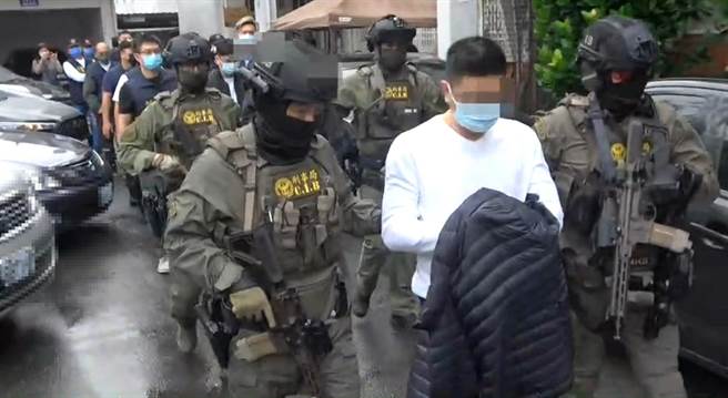 宜兰县议员候选人鲁秀杰（前排中）涉嫌伙同眾人持棍棒、枪枝向人施压索取财物，宜兰地检署复讯后，将鲁秀杰等5人依组织犯罪等罪嫌向法院声请羁押。（宜兰县警察局提供／李忠一宜兰传真）