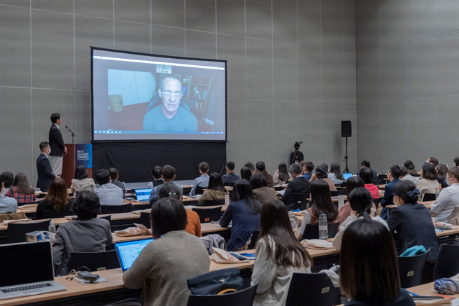 思科全球化资深总监罗伊斯基利康（Roy Skillicorn）分享他在思科组织内找出高效团队的亲身经歷，勉励人资领域的与会者持续复制高效团队。(旭联科技提供)